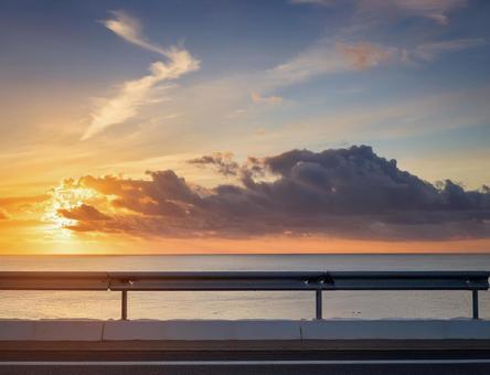 夕暮れ時の海とガードレール 夕暮れ時の海とガードレールの写真