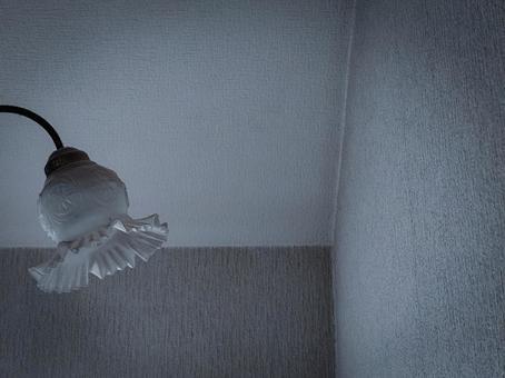 薄暗い部屋と花形の照明 薄暗い部屋と花形の照明の写真