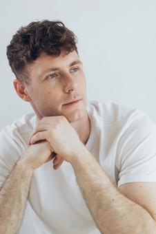 遠くを見る白いTシャツを着た男性 男性,外国人,欧米人の写真素材