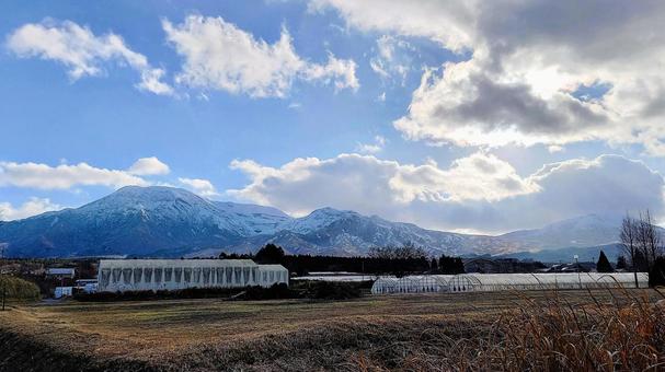 阿蘇の冬景色 阿蘇,阿蘇五岳,冠雪の写真素材
