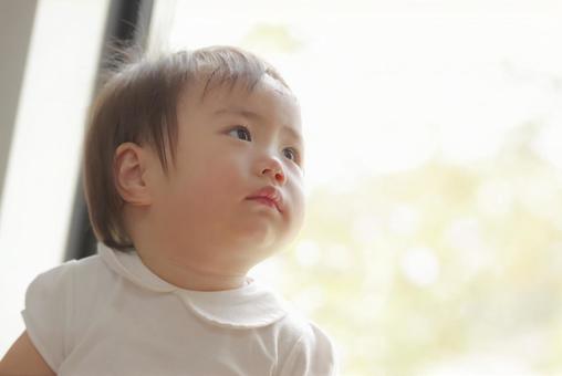 柔らかな光の中にたたずむ可愛い赤ちゃん 赤ちゃん,乳児,幼児の写真素材