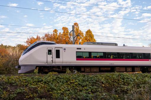 常磐線特急E657系車両と青空と紅葉 常磐線特急E657系車両と青空と紅葉 常磐線,鉄道,特急の写真素材
