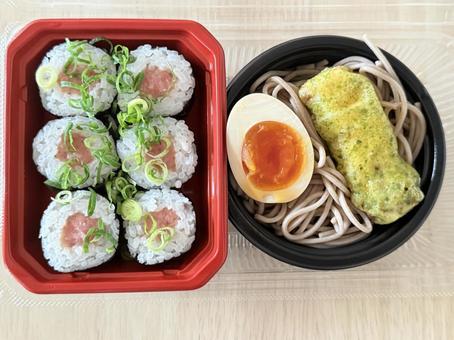 そばと巻き寿司 そばと巻き寿司 そば,蕎麦,巻き寿司の写真素材