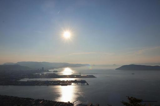 8月下旬の高松市屋島山上からの夕陽 8月下旬の高松市屋島山上からの夕陽の写真