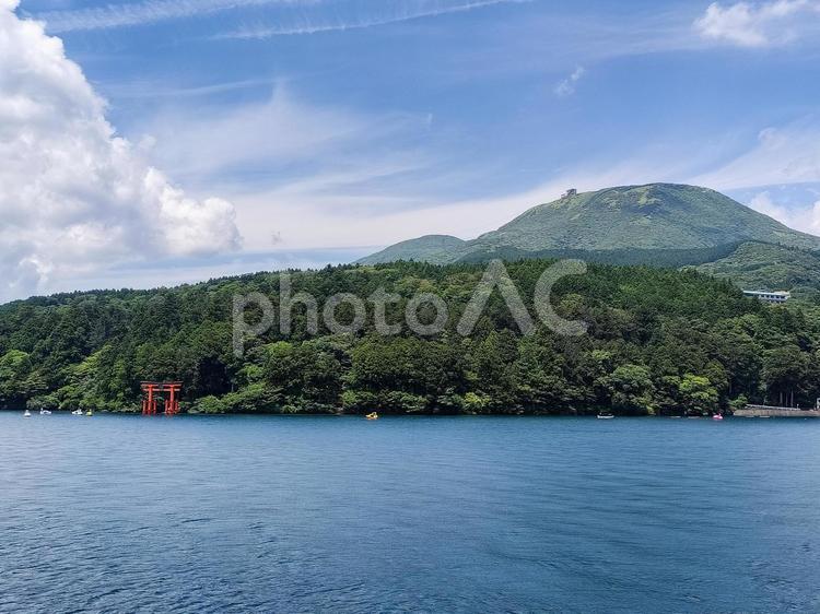 海賊船から見る箱根神社平和の鳥居と駒ヶ岳 芦ノ湖,箱根神社,平和の鳥居の写真素材