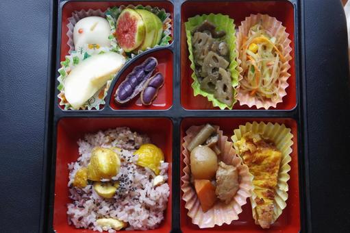 秋のお弁当 秋のお弁当 お弁当,栗ご飯,手作り弁当の写真素材