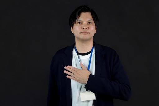 胸に手を当てる男性 胸に手を当てる男性 男性,人,胸の写真素材