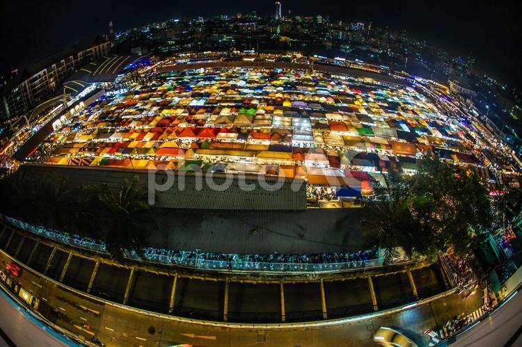 タラートロットファイラチャダー（タイ王国・バンコクの夜市） タラートロットファイラチャダー,タイ,夜市の写真素材