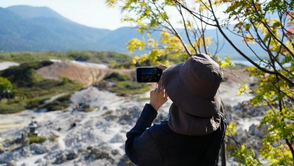 恐山で写真撮影をする女性 恐山で写真撮影をする女性 恐山,霊山,青森の写真素材