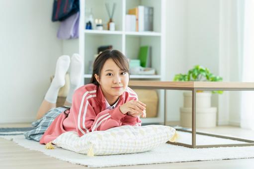 部屋でくつろぐ女子高生 部屋でくつろぐ女子高生 女子高生,高校生,女の子の写真素材