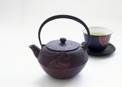 鉄瓶と湯呑み 伝統工芸 和のイメージ 鉄瓶と湯呑み 伝統工芸 和のイメージの写真