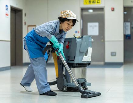 ビルの清掃をする女性清掃員の写真