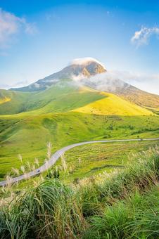 大分県　由布シルキーロードと由布岳の絶景 由布シルキーロード,由布岳,湯布院の写真素材