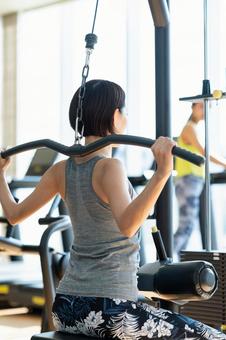 ジムでトレーニングするミドルの女性 ジム,トレーニング,筋トレの写真素材