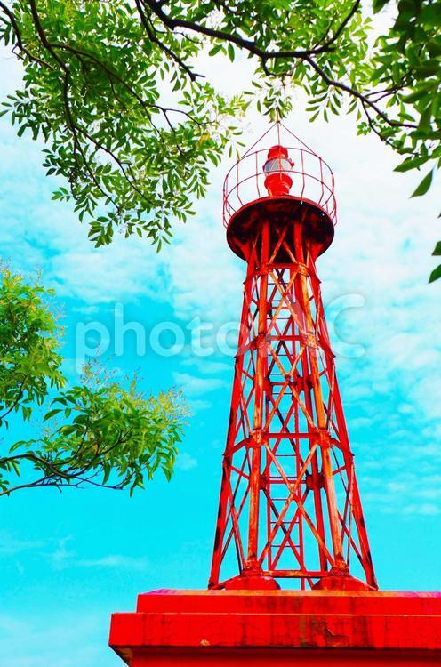 赤い灯台と新緑の季節のイメージ 灯台,新緑,青空の写真素材