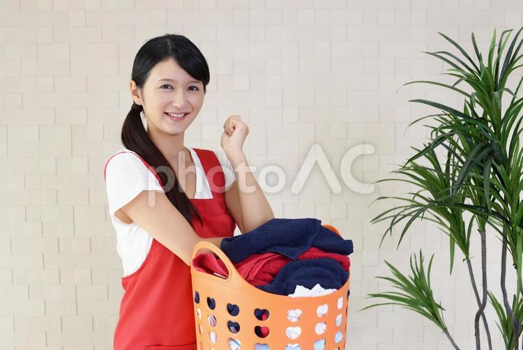エプロンを着た笑顔の女性 女性,主婦,母親の写真素材