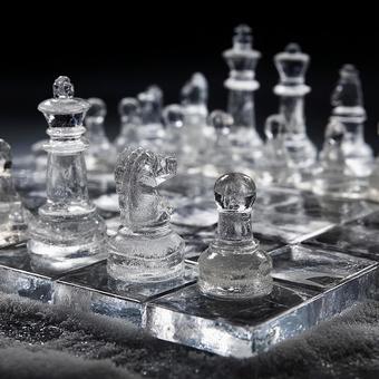 美しく透き通る、氷でできたチェスの世界 美しく透き通る、氷でできたチェスの世界の写真