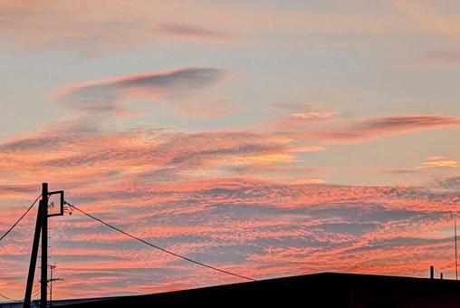 オレンジに輝く夕焼け空と影になる家の屋根 オレンジに輝く夕焼け空と影になる家の屋根 空,雲,スカイの写真素材
