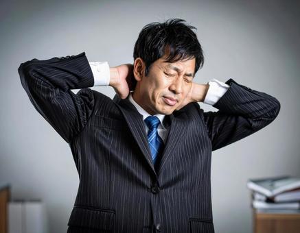 寝違えて首痛に苦しむ男性 寝違えて首痛に苦しむ男性の写真