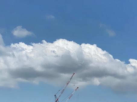 空に向かって伸びるクレーン 空に向かって伸びるクレーンの写真