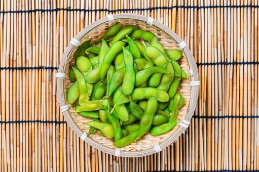 竹すだれと枝豆盛り 竹すだれと枝豆盛り 枝豆,竹ざる,竹すだれの写真素材