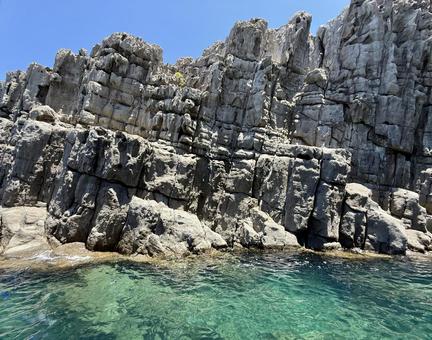 遊覧船から見た福井県東尋坊 横から見る 遊覧船から見た福井県東尋坊 横から見る 柱状節理,水面,遊覧船の写真素材