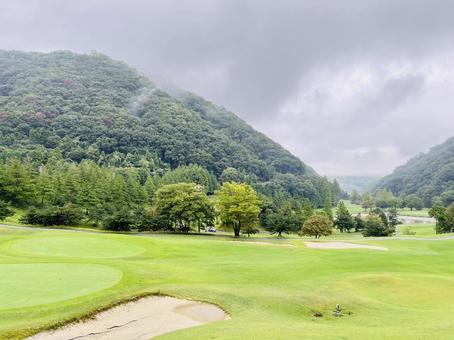 霧雨のゴルフコースと緑の山並み 霧雨のゴルフコースと緑の山並み グリーンパークカントリークラブ,ゴルフ場,ゴルフコースの写真素材