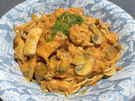 キノコとベーコンのトマトクリームパスタ キノコとベーコンのトマトクリームパスタ パスタ,麺類,麺の写真素材