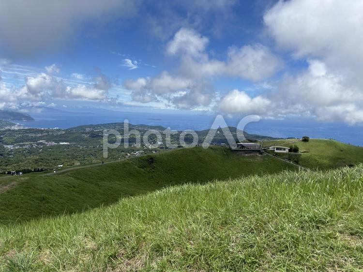 大室山山頂、お鉢巡り。 大室山,おおむろやま,静岡県伊東市の写真素材