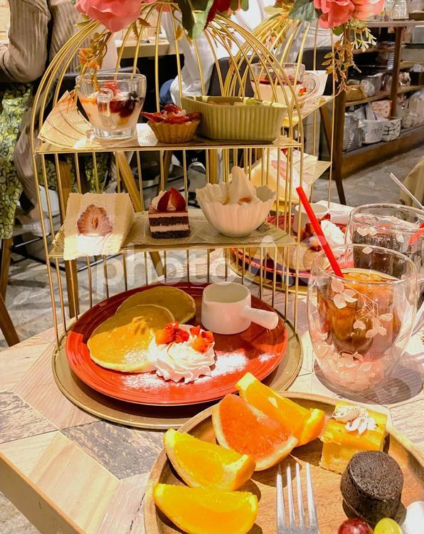 フルーツとアフタヌーンティーで大満足 アフタヌーンティー,ケーキ,スイーツの写真素材