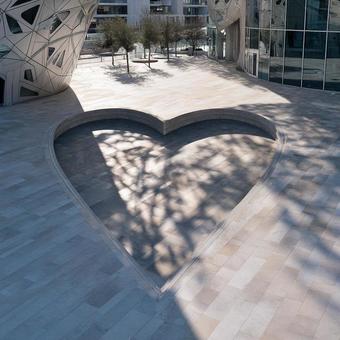 建物が作り出す自然なハートの影 建物が作り出す自然なハートの影の写真