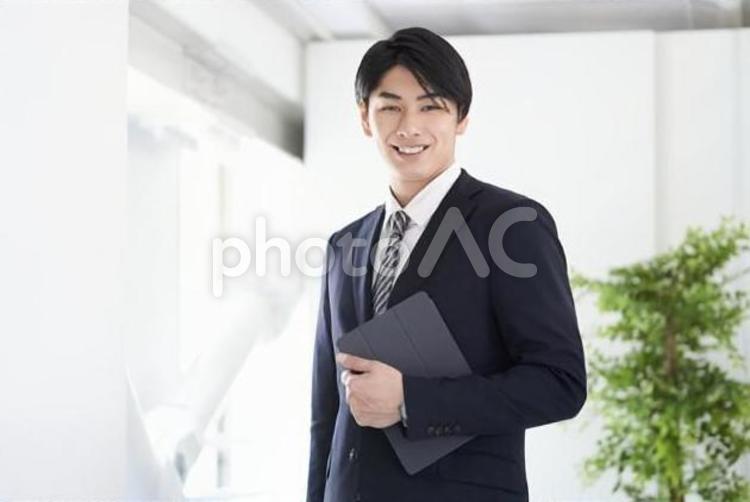 笑顔でカメラ目線のビジネスマン 男性,ビジネスマン,笑顔の写真素材