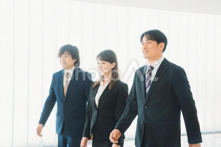 スーツの会社員（歩く） ビジネス,ビジネスマン,スーツの写真素材
