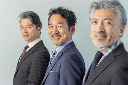 振り向くミドルエイジビジネスパーソン 振り向くミドルエイジビジネスパーソン エグゼクティブ,横向き,振り向くの写真素材
