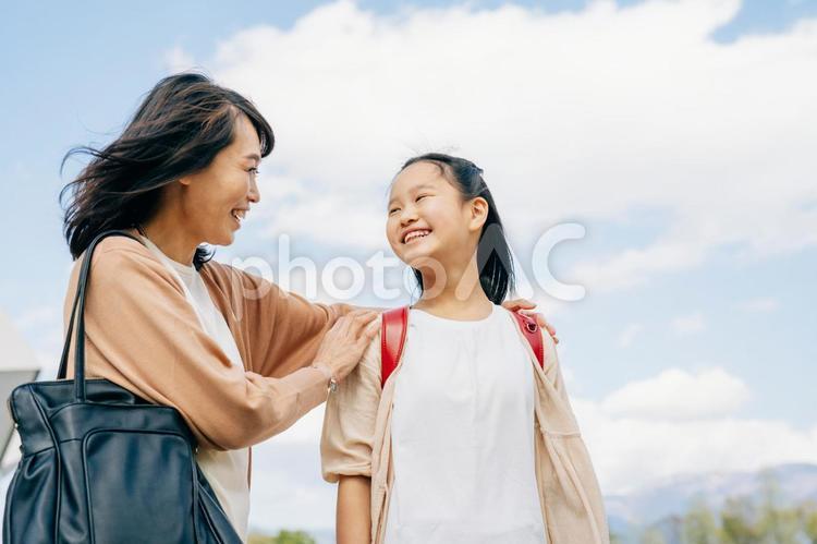 ママと小学生 親子,小学生,子供の写真素材