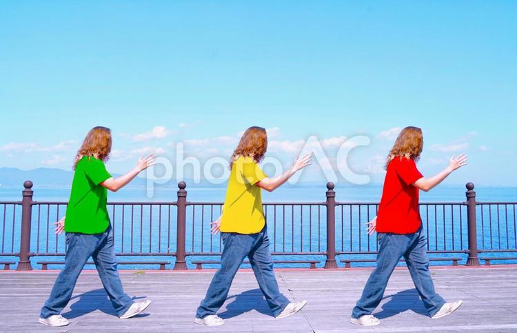 カラフルなウォーキング 海,人,歩行者の写真素材