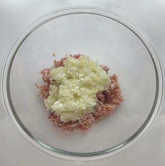 ガラスボウルに入ったひき肉と野菜 ガラスボウルに入ったひき肉と野菜の写真
