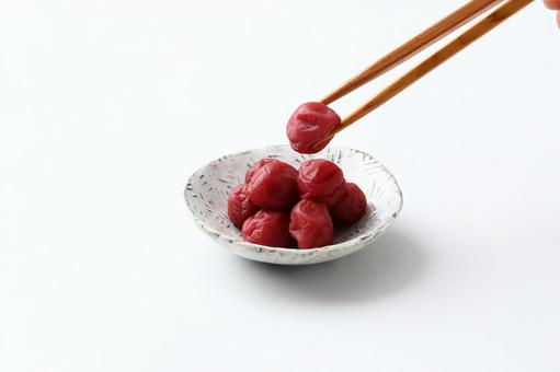 梅干し_箸_持ち上げ 小皿,陶器,梅干しの写真素材