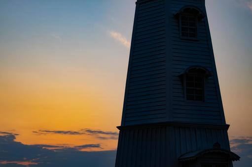 夕焼け染まる古びた灯台 夕焼け染まる古びた灯台の写真