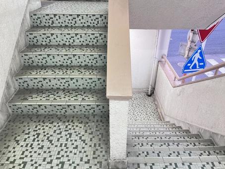 マンションのレトロな階段 マンションのレトロな階段 マンション,アパート,団地の写真素材