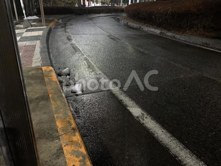 雨に濡れた路面が光っている夜の道路 道路,雨,夜の写真素材