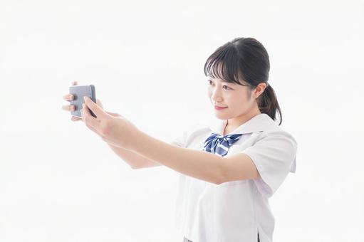 スマホを使う学生 スマホを使う学生 スマートフォン,地図,電話の写真素材