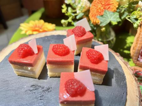 ラズベリーのプチケーキ ラズベリー,可愛い,スイーツの写真素材