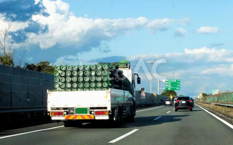 円柱状の構造物を積載したトラック トラック,運送,運送業の写真素材