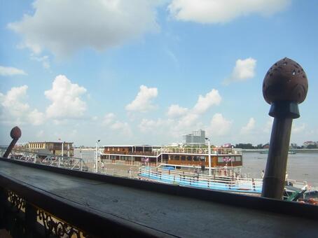 プノンペン（カンボジアの首都）を流れるメコン川の写真