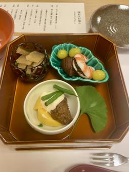 秋の味覚を盛り付けた和食の前菜 秋の味覚を盛り付けた和食の前菜 和食,日本料理,秋の写真素材