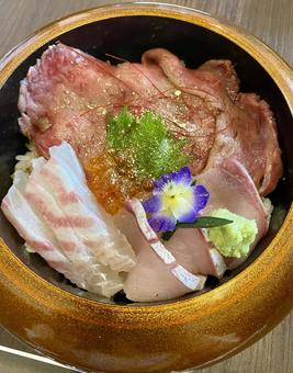 肉海鮮丼 肉海鮮丼の写真