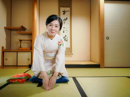 33：和服でお辞儀している女性 着物,お辞儀,お中元の写真素材