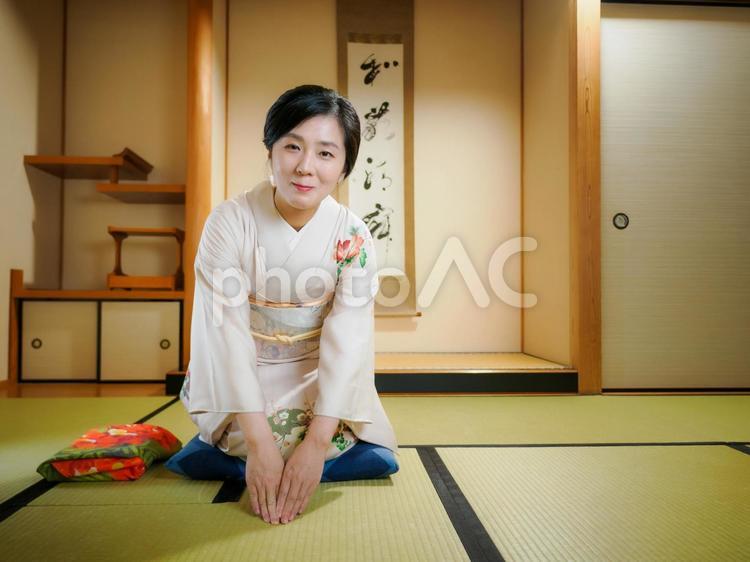 33：和服でお辞儀している女性 着物,お辞儀,お中元の写真素材