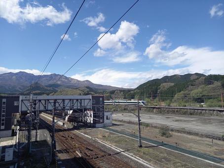 山と空と線路と電車 山と空と線路と電車 山,線路,田舎風景の写真素材